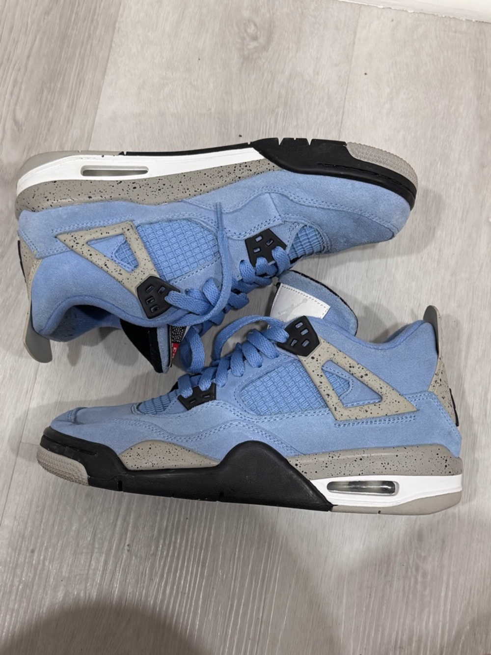 Air Jordan 4 Retro “University Blue” GS Size 6.5Y